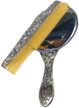 900 DAMGALI GÜMÜŞ AYNA TARAK TAKIMI EL İŞÇİLİĞİ GÜL DESENLİ TARAK KISMI BOYNUZDAN YAPILMIŞDIR 