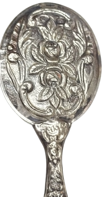 900 DAMGALI GÜMÜŞ AYNA TARAK TAKIMI EL İŞÇİLİĞİ GÜL DESENLİ TARAK KISMI BOYNUZDAN YAPILMIŞDIR 