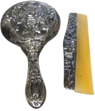 900 DAMGALI GÜMÜŞ AYNA TARAK TAKIMI EL İŞÇİLİĞİ GÜL DESENLİ TARAK KISMI BOYNUZDAN YAPILMIŞDIR 