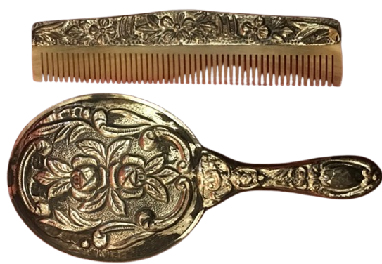 900 DAMGALI GÜMÜŞ AYNA TARAK TAKIMI EL İŞÇİLİĞİ GÜL DESENLİ TARAK KISMI BOYNUZDAN YAPILMIŞDIR 