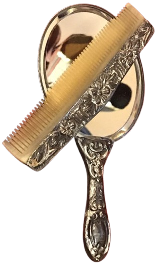 900 DAMGALI GÜMÜŞ AYNA TARAK TAKIMI EL İŞÇİLİĞİ GÜL DESENLİ TARAK KISMI BOYNUZDAN YAPILMIŞDIR 