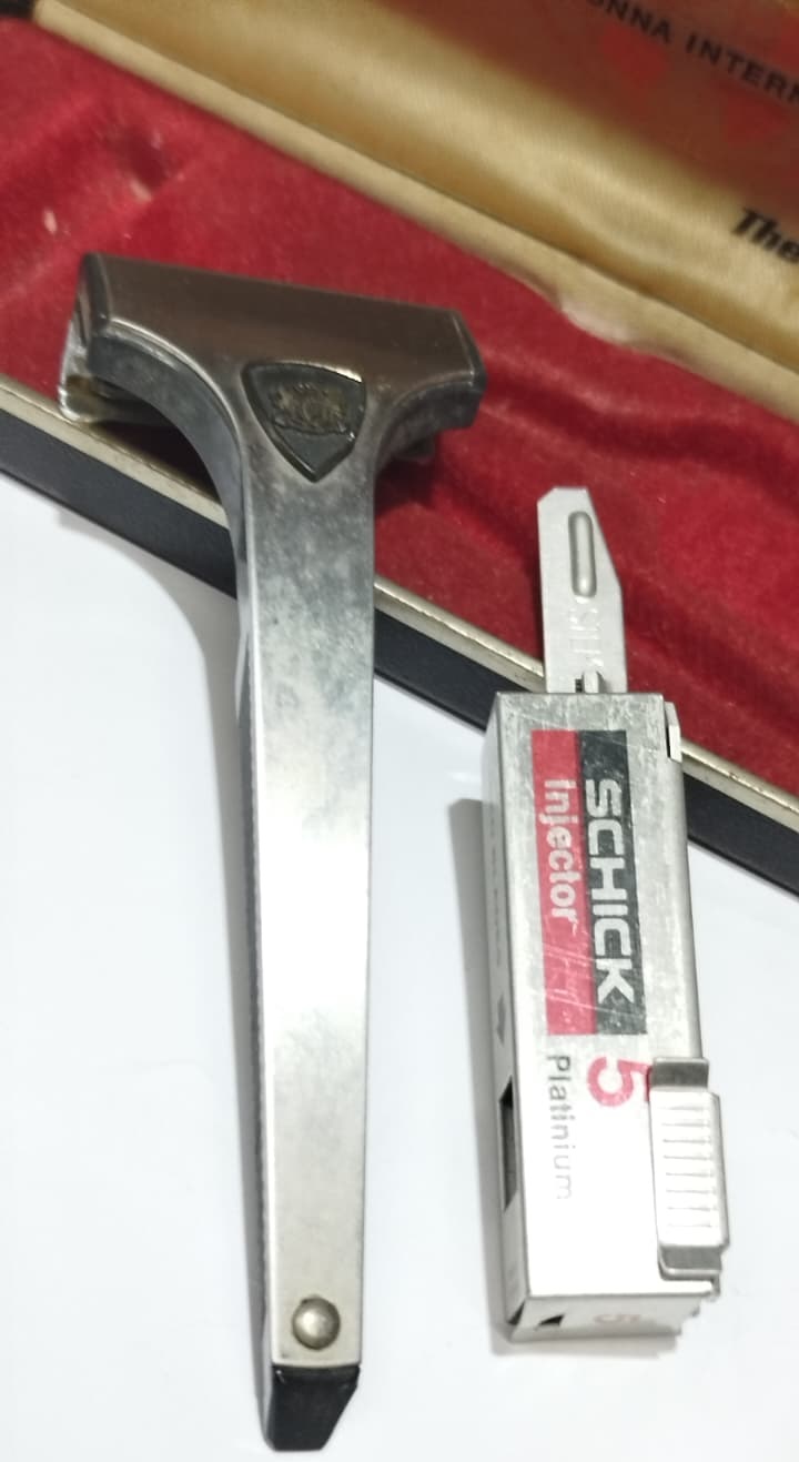 1960 PERSONNA INTERNATIONAL THE EXECUTIVE INJECTOR ANTİKA TIRAŞ MAKİNESİ VE ORİJİNAL KUTUSUNDA ÖZEL SET