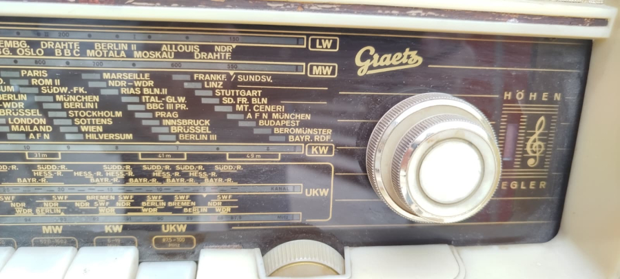 GRAETZ POLKA 613 RAUMKLANG-VOLLSUPER ANTİKA LAMBALI RADYO ALMAN TEKNOLOJİSİ ŞIK AHŞAP KASA UKV ORJINAL