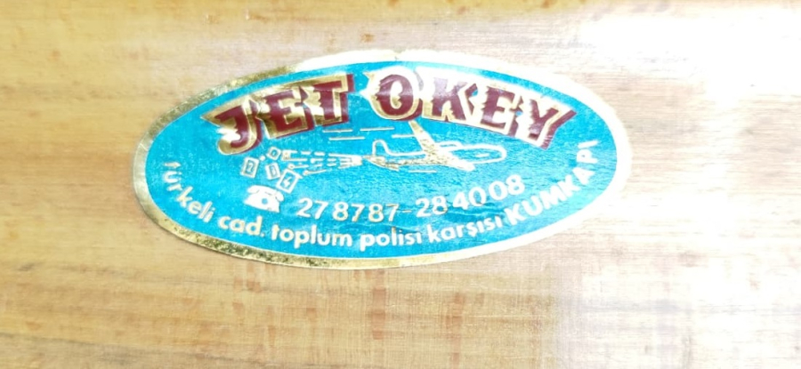 1970 JET OKEY MARKALI GÜNÜMÜZE KOLEKSİYONLUK KUTULU CANTALI VE TAM TAKIM AHŞAP ISTAKALI ANTİKA OKEY SETİ