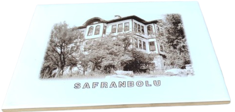 KÜTAHYA FAYANS SAFRANBOLU EVİ GÖRSELLİ RETRO DEKORATİF DUVAR PANOSU VE ASKI APARATLI KARO