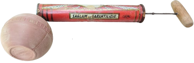 1960 MEKANİK EL İLE CALISAN ÖRNEK İŞ MARKA ANTİKA LİTOGRAFİ TENEKE SİNEK VE BÖCEK İLAÇLAMA FİLİT POMPASI