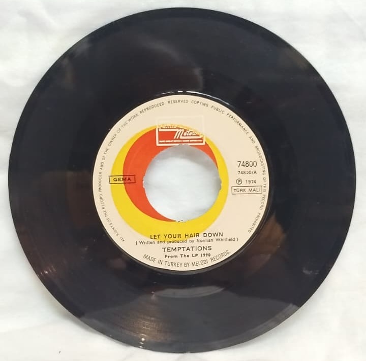 AMERIKALI SOUL VE FUNK GRUBU THE TEMPTATIONS IN 1974 YILINDA TURKIYEDE BASILMIŞ ORINAL 45 LIK PLAK KABINDA