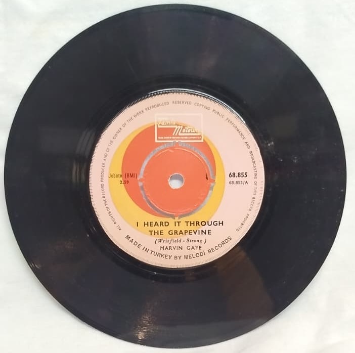 AMERIKALI SOUL VE RHYTHM AND BLUES SANATCISI MARVIN GAYE IN EFSANEVLES MIS PARCASI I HEARD IT THROUGH THE GRAPEVINE ORIJINAL 45 LIK PLAK KABINDA