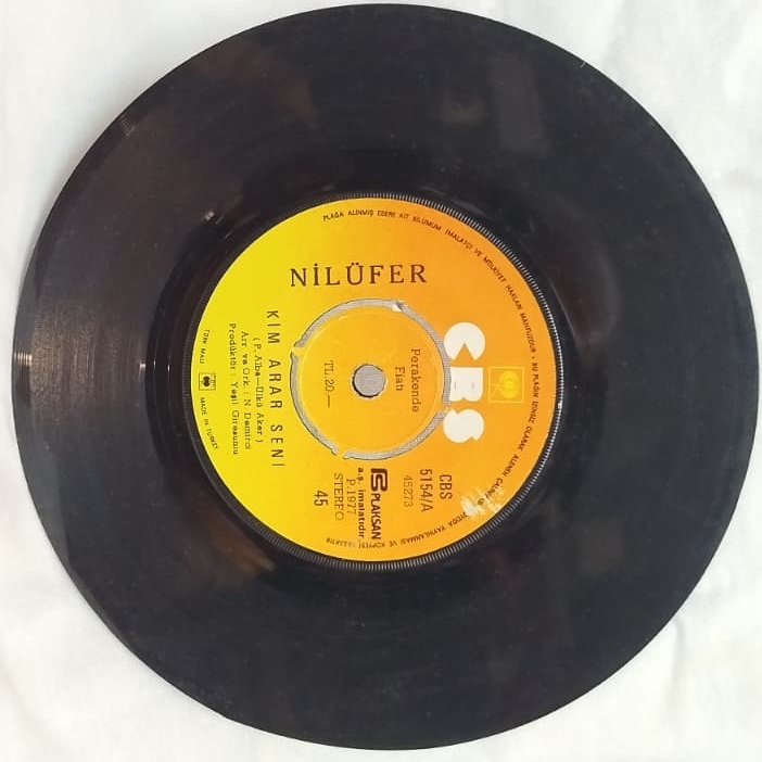 NİLÜFER KİM ARAR SENİ BAŞKA SÖZÜM YOK 1977 CBS PLAKSAN BASKI ORİJİNAL 45 LİK PLAK KABINDA