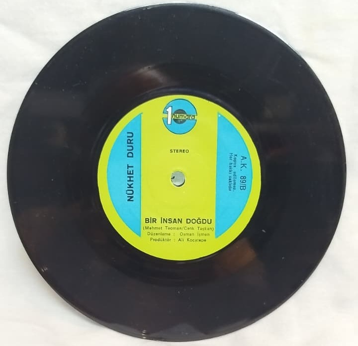 NÜKHET DURU 1977 YILI ORİJİNAL HARP VE SULH BİR İNSAN DOĞDU 45 LİK PLAK ORJİNAL KABINDA 