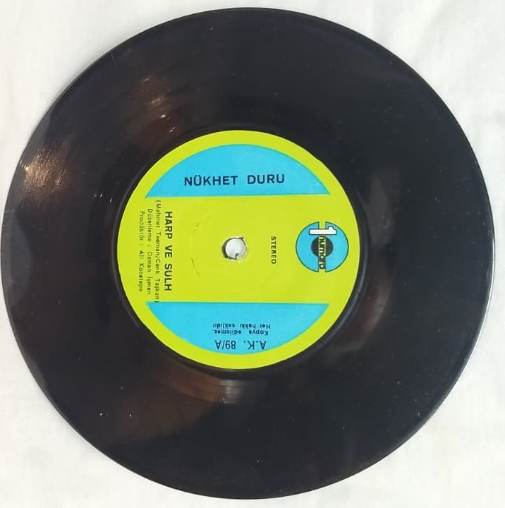 NÜKHET DURU 1977 YILI ORİJİNAL HARP VE SULH BİR İNSAN DOĞDU 45 LİK PLAK ORJİNAL KABINDA 
