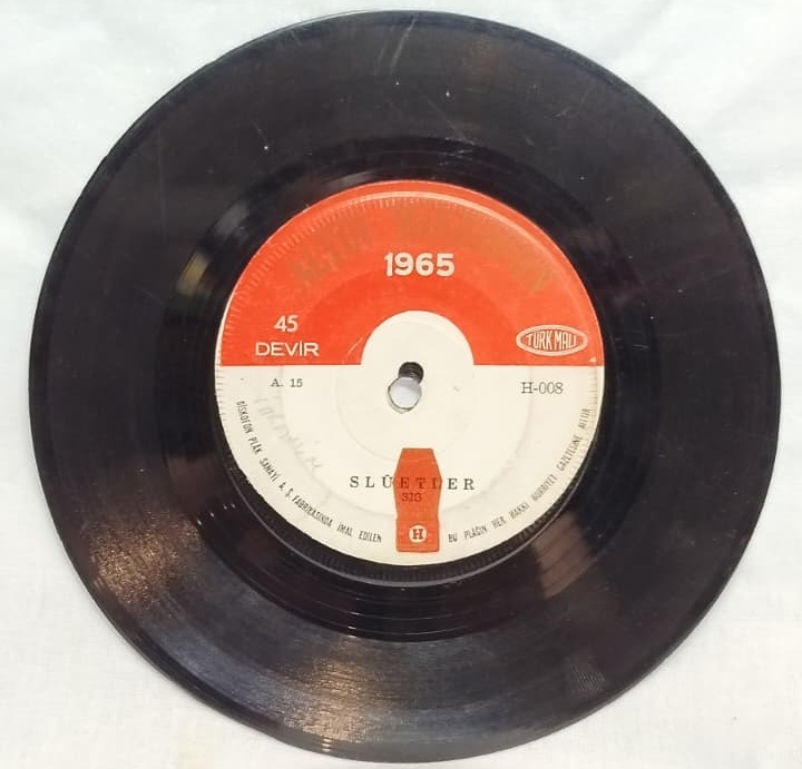1965 ALTIN MİKROFON SİLÜETLER SİS VE KAŞIK HAVASI ORİJİNAL 45 LİK PLAK TÜRK MÜZİK  ANADOLU POP ROCK KOLEKSİYON PARÇASI ORJİNAL ANALOG BASKI