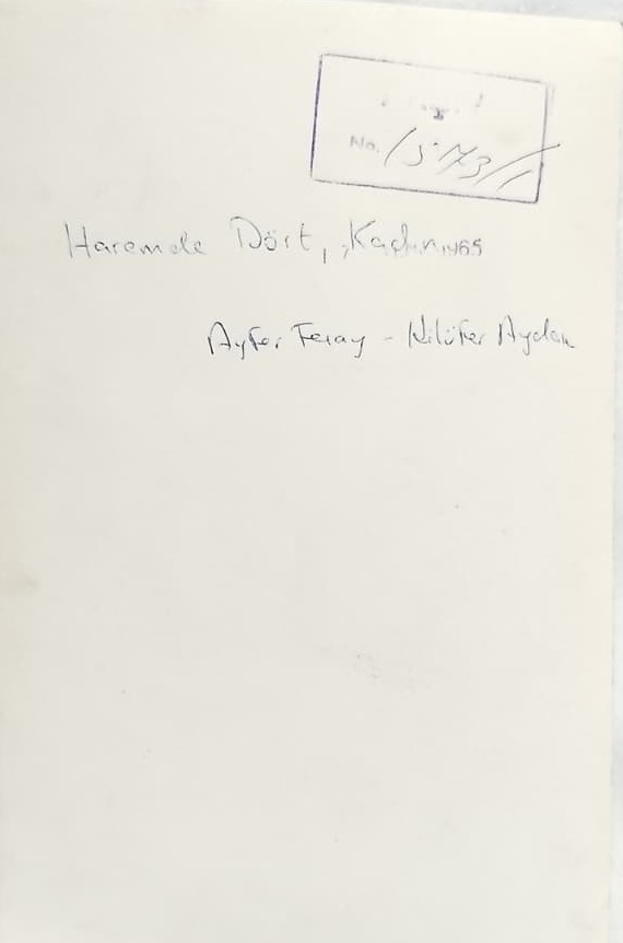 1965 YAPIMI HAREMDE DÖRT KADIN FİLMİ ORİJİNAL SİYAH BEYAZ SET FOTOĞRAFI - AYFER FERAY VE NİLÜFER AYDAN