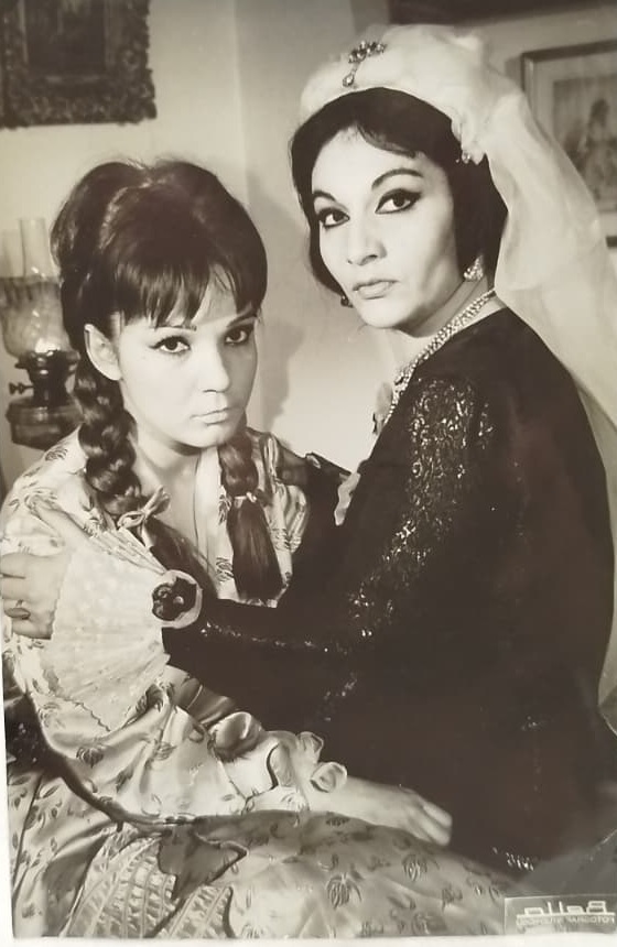 1965 YAPIMI HAREMDE DÖRT KADIN FİLMİ ORİJİNAL SİYAH BEYAZ SET FOTOĞRAFI - AYFER FERAY VE NİLÜFER AYDAN