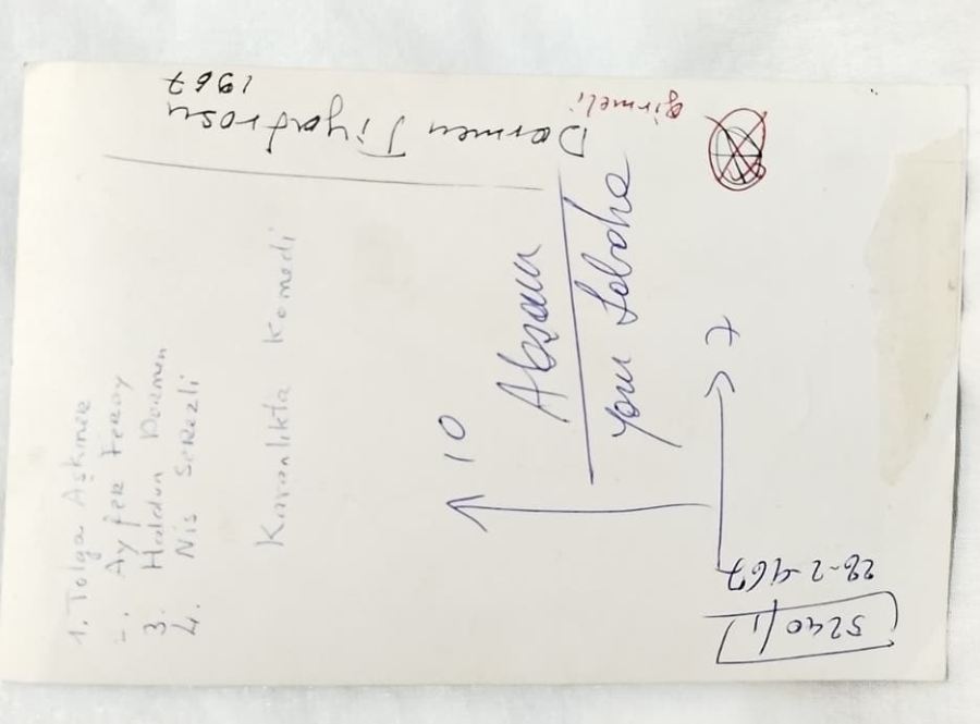 1967 YILI DORMEN TIYATROSU KARANLIKTA KOMEDI OYUNU ORINAL SAHNE FOTOGRAFI TOLGA ASKINER AYFER FERAY HALDUN DORMEN NISA SEREZLI