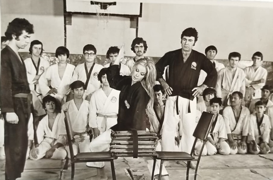 1973 YEŞİLÇAM KARATECI KIZ FİLMİ ORİJİNAL FOTOĞRAFI FİLİZ AKIN SİYAH BEYAZ FOTOGRAF