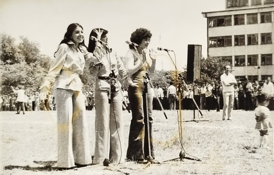 1970 LER TÜRK POP MÜZİĞİ CİCİ KIZLAR GRUBU ACIK HAVA MEZUNIYET KONSERİ ORİJİNAL DÖNEM EFEMERA FOTOĞRAFI