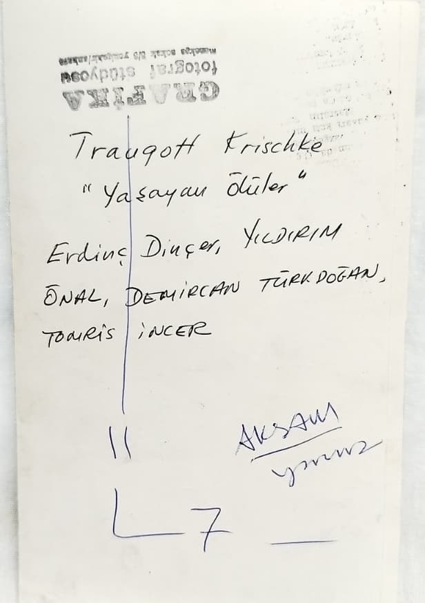 1970LI YILLAR ANKARA GRAFIKA STUDYOSU BASKILI YASAYAN OLULER TIYATRO OYUNU SAHNE  ORINAL SİYAH BEYAZ FOTOGRAF