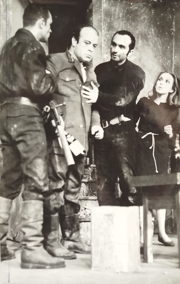 1970LI YILLAR ANKARA GRAFIKA STUDYOSU BASKILI YASAYAN OLULER TIYATRO OYUNU SAHNE  ORINAL SİYAH BEYAZ FOTOGRAF