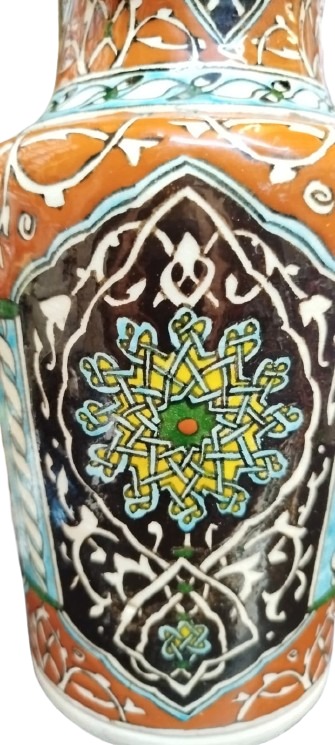 1930 KUTAHYA CİNİ VAZO FIRFIRLI AGIZ TAMAMI EL İSİ  UZERİ RENKLİ GEOMETRİK İLE BİTKİSEL MOTİFLER 