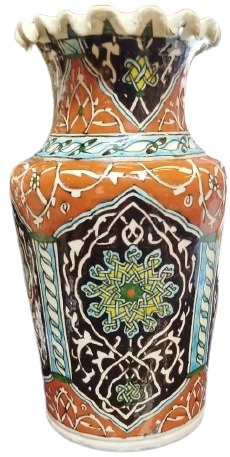 1930 KUTAHYA CİNİ VAZO FIRFIRLI AGIZ TAMAMI EL İSİ  UZERİ RENKLİ GEOMETRİK İLE BİTKİSEL MOTİFLER 