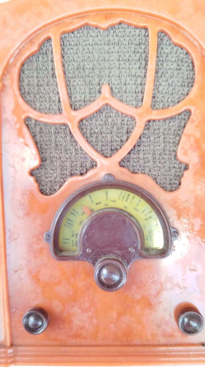 ALOCCHIO BACCHINI 53-ITALIA-1933 MINIATURE  RADYO AM-FM ALICILI MODEL TASARIM MASA USTU RADYOSU