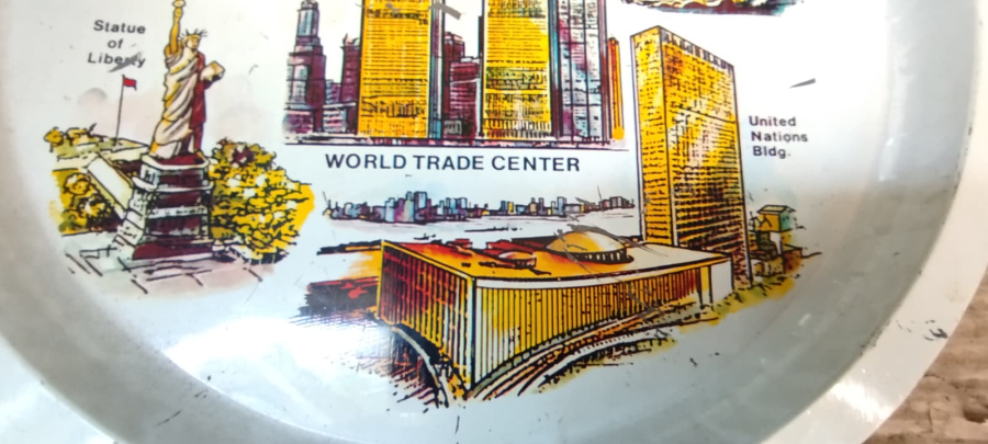 1970 NEW YORK CİTY ŞEHRİN İKONİK SİMGELERİNİ İÇEREN VİNTAGE BİR TURİSTİK METAL YUVARLAK FORM TENEKE TEPSİDİR. 