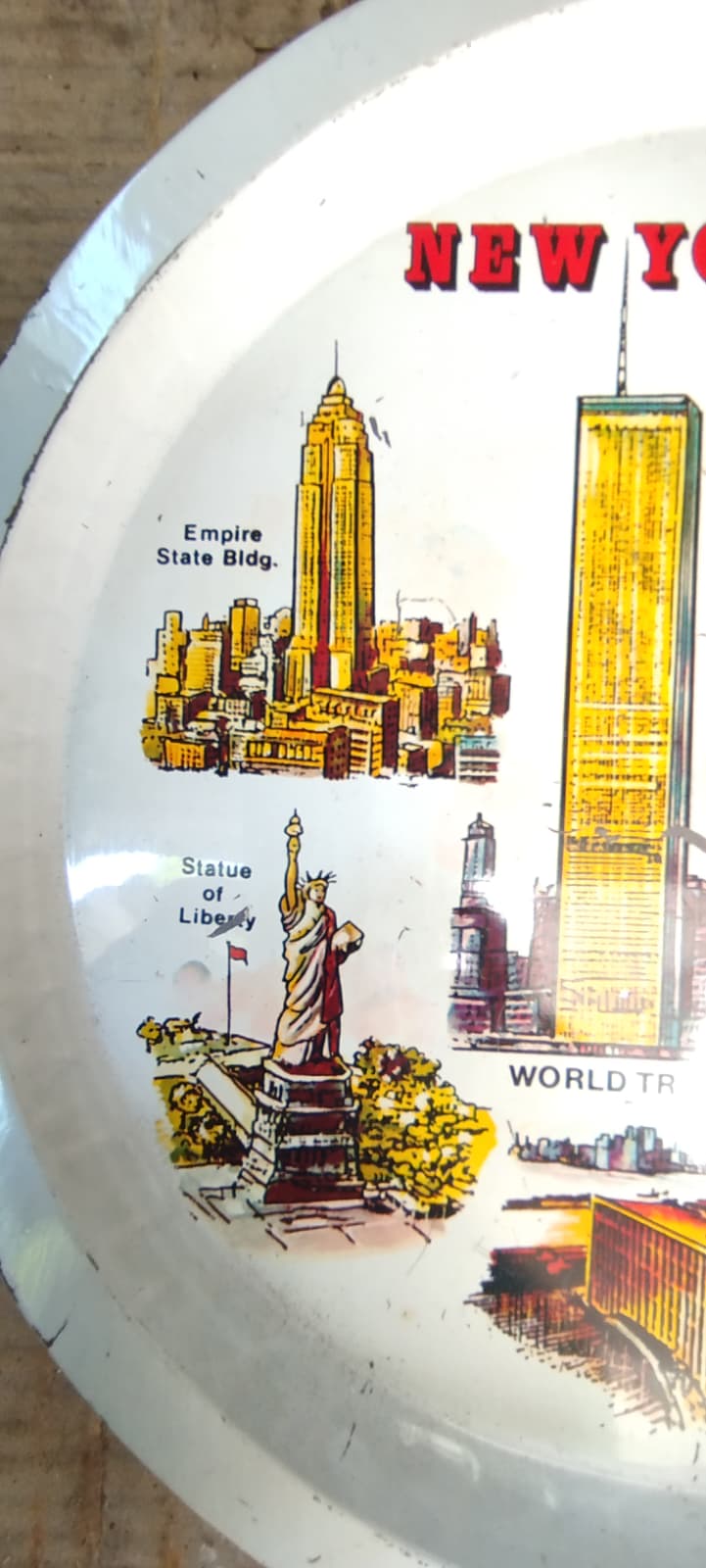 1970 NEW YORK CİTY ŞEHRİN İKONİK SİMGELERİNİ İÇEREN VİNTAGE BİR TURİSTİK METAL YUVARLAK FORM TENEKE TEPSİDİR. 