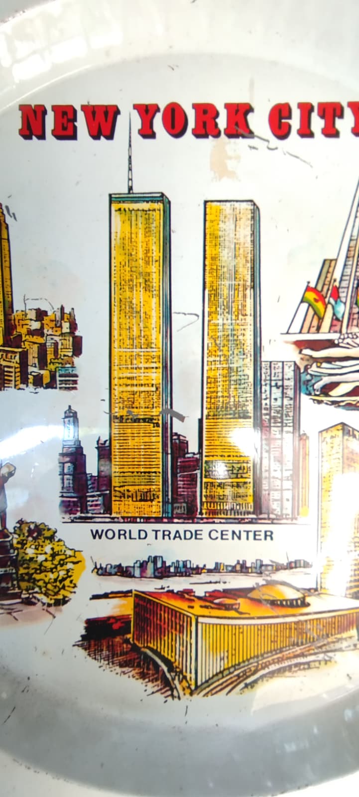 1970 NEW YORK CİTY ŞEHRİN İKONİK SİMGELERİNİ İÇEREN VİNTAGE BİR TURİSTİK METAL YUVARLAK FORM TENEKE TEPSİDİR. 