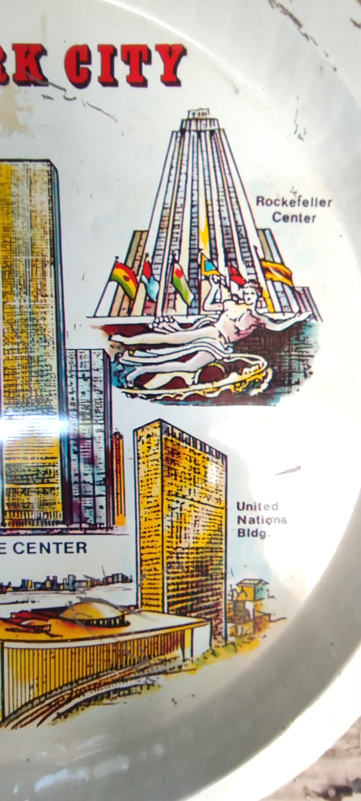 1970 NEW YORK CİTY ŞEHRİN İKONİK SİMGELERİNİ İÇEREN VİNTAGE BİR TURİSTİK METAL YUVARLAK FORM TENEKE TEPSİDİR. 