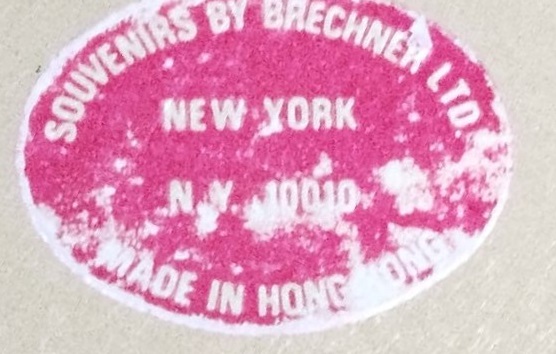 1970 NEW YORK CİTY ŞEHRİN İKONİK SİMGELERİNİ İÇEREN VİNTAGE BİR TURİSTİK METAL YUVARLAK FORM TENEKE TEPSİDİR. 