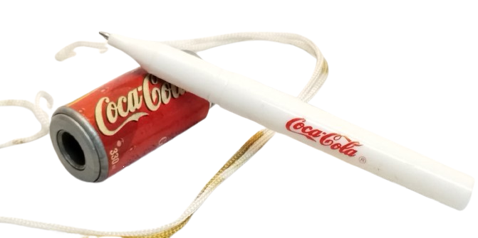 COCA COLA KUTU TASARIMLI İPLİ TÜKENMEZ KALEM VE ÖZEL YUVA STANDI