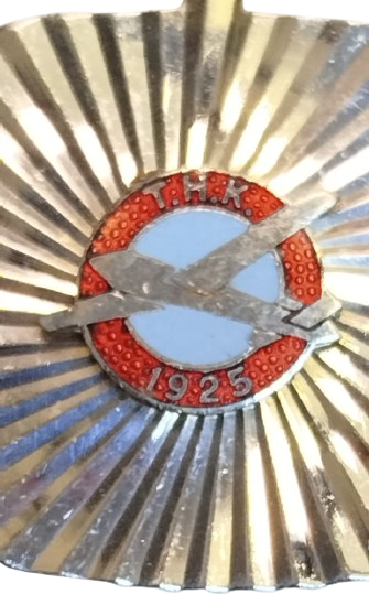 1970 TÜRK HAVA KURUMU (THK) LOGOSUNU VE KURULUŞ YILI OLAN 1925 İBARESİNİ KARE FORMDA SICAK MİNELİ ANAHTARLIK