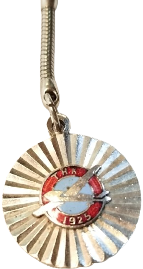 1970 TÜRK HAVA KURUMU (THK) LOGOSUNU VE KURULUŞ YILI OLAN 1925 İBARESİNİ YUVARLAK FORMDA SICAK MİNELİ ANAHTARLIK