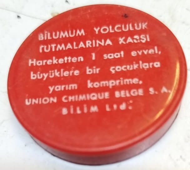 1960 NAVİCALM DENİZ HAVA KARA YOLCULUK BULANTISI YUVARLAK KIRMIZI KAPAKLI HAP KUTUSU CEPDE CANTADA TASINAN