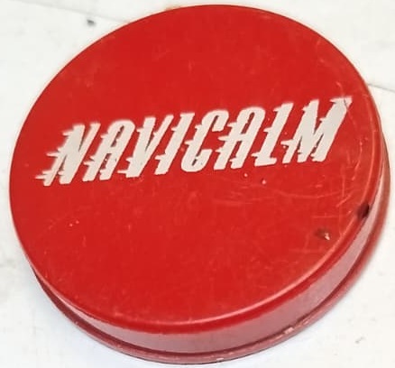 1960 NAVİCALM DENİZ HAVA KARA YOLCULUK BULANTISI YUVARLAK KIRMIZI KAPAKLI HAP KUTUSU CEPDE CANTADA TASINAN