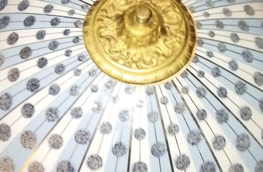 1960 FRANSA 40 CM ÇAPINDA PİRİNÇ DETAYLI MAVİ BENEKLİ RETRO CAM AVİZE ŞAPKASI TAVAN AYDINLATMA TASARIMI.