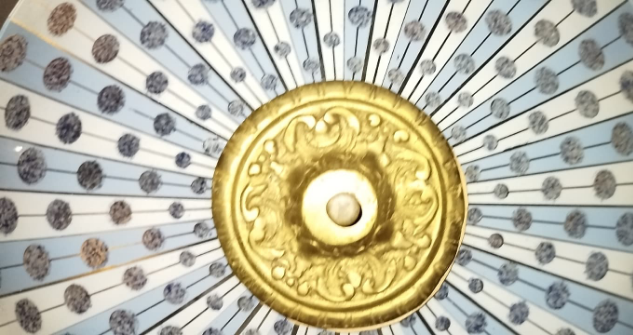 1960 FRANSA 40 CM ÇAPINDA PİRİNÇ DETAYLI MAVİ BENEKLİ RETRO CAM AVİZE ŞAPKASI TAVAN AYDINLATMA TASARIMI.