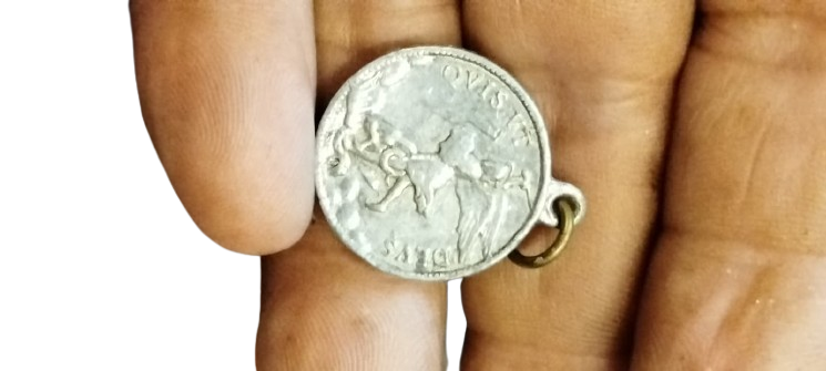 FRANSA URETIMI JEANNE D'ARC KORUYUCU DINI MADALYON KOLYE UCU. BU URUN FRANSA'DA 1909 ILE 1920 YILLARI ARASINDA URETILMIS 