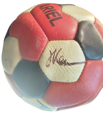 1980 TÜRK FUTBOLU MİLLİ TAKIM OYUNCU İMZALI ARIEL MARKA HAKİKİ DERİ DİKİSLİ RETRO FUTBOL TOPU