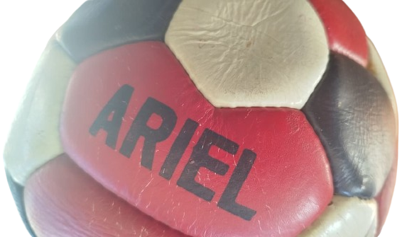 1980 TÜRK FUTBOLU MİLLİ TAKIM OYUNCU İMZALI ARIEL MARKA HAKİKİ DERİ DİKİSLİ RETRO FUTBOL TOPU