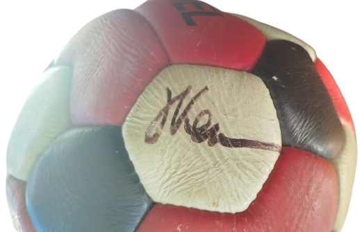 1980 TÜRK FUTBOLU MİLLİ TAKIM OYUNCU İMZALI ARIEL MARKA HAKİKİ DERİ DİKİSLİ RETRO FUTBOL TOPU