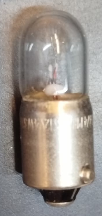 KLASİK MİNİATÜR AKIMLI CİFT İĞNE DUYLU 12 VOLT HALOJEN FLAMANTI OTOMOTİV SİNYAL VE İÇ AYDINLATMA AMPULÜDÜR.