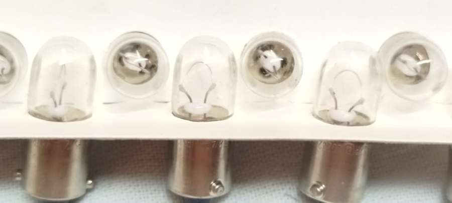 1970  NOS ALMAN ÜRETİMİ VİNTAGE PHILIPS 12V 4W BA9S MİNİATÜR AMPUL SETİ. KUTUSUNDA 10 ADET