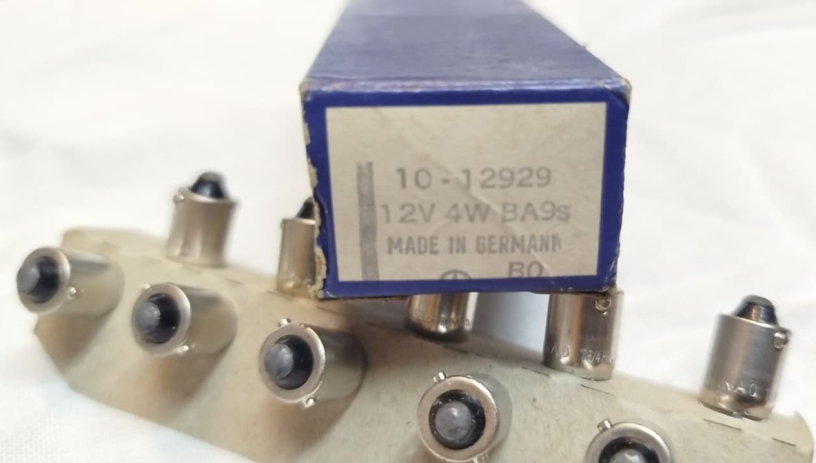 1970  NOS ALMAN ÜRETİMİ VİNTAGE PHILIPS 12V 4W BA9S MİNİATÜR AMPUL SETİ. KUTUSUNDA 10 ADET