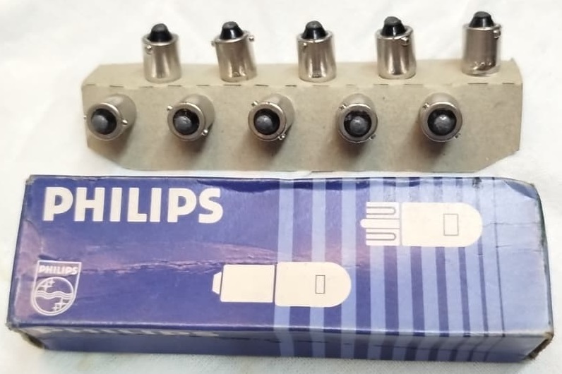 1970  NOS ALMAN ÜRETİMİ VİNTAGE PHILIPS 12V 4W BA9S MİNİATÜR AMPUL SETİ. KUTUSUNDA 10 ADET