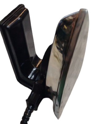 SOVYETLER BİRLİĞİ SSCB DÖNEMİNE AİT 1984 YILINDA ÜRETİLMİŞ ORİJİNAL BAKALIT KUTULU SEYAHAT ÜTÜSÜDÜR. MODEL KODU UT400-0.8.220 OLUP 220 VOLT