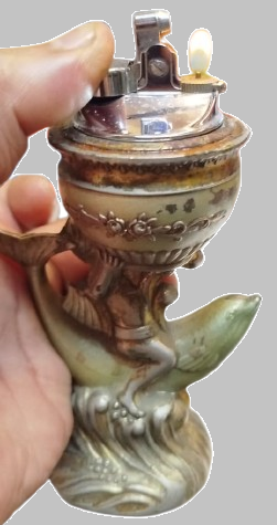 METAL GÖVDE ÜZERİ İŞLEMELİ YUNUS BALIGINA BİNMİŞ MELEK BİBLO ŞEKLİNDE MASA ÇAKMAĞI SORUNSUZ CALISAN
