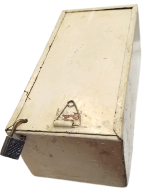 1960 SAC SÜRGÜLÜ KAPAKLI VE KİLİTLİ ÖZEL KOLEKSİYONLUK DEKORATİF METAL SAKLAMA KUTUSU.