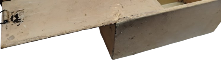 1960 SAC SÜRGÜLÜ KAPAKLI VE KİLİTLİ ÖZEL KOLEKSİYONLUK DEKORATİF METAL SAKLAMA KUTUSU.